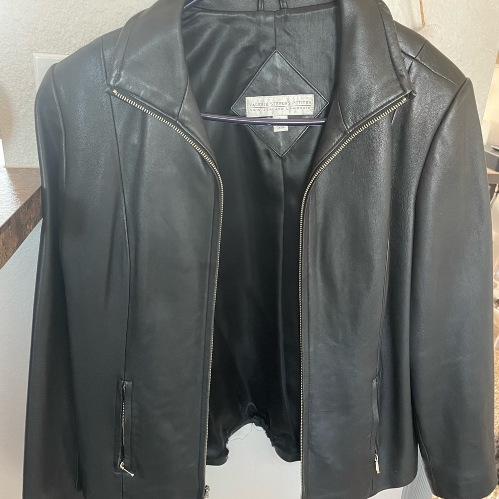 Valerie Stevens Black 100% Leather Zipper Jacket